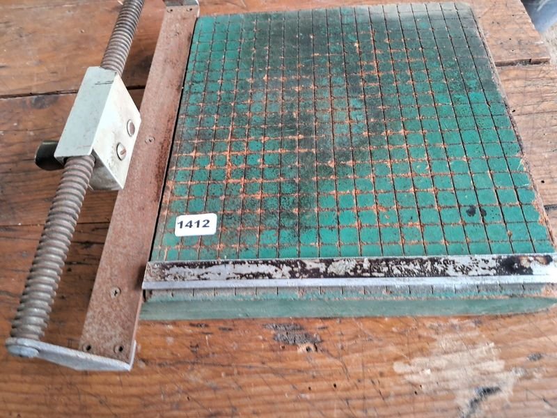 Lote siguiente: Guillotina de papel vintage con cuchilla de metal y base de madera