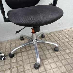 2 Sillones de Oficina Giratorios y con Ruedas: Uno Celeste y Otro Negro - imagen 5