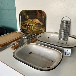 Lote siguiente: Set de Cocina: 2 Fuentes Enlozadas, 2 Tablas de Madera y 3 Rayadores