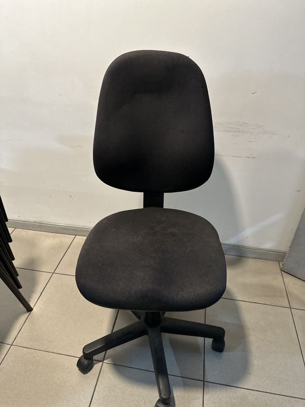 Silla de escritorio de tela en buen estado