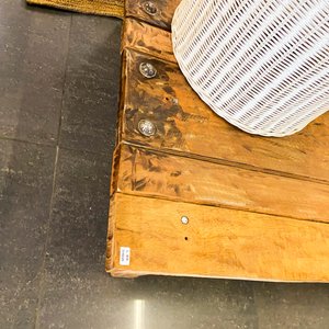 Mesa de centro rústica de madera con cesteros blancos - imagen 3