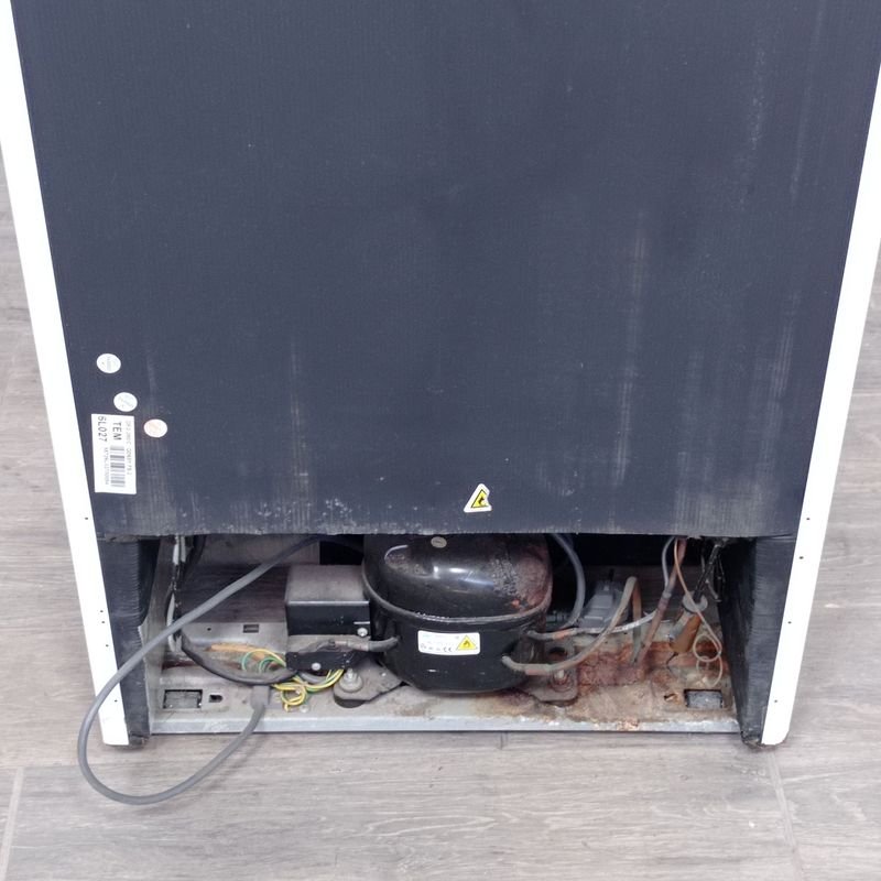 Refrigerador blanco marca Tem en mal estado - imagen 9