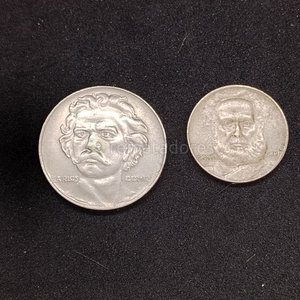 Lote siguiente: Dos Monedas Antiguas: Carlos y Comahue y República dos Estados Unidos do Brazil 1000 Reis 1889