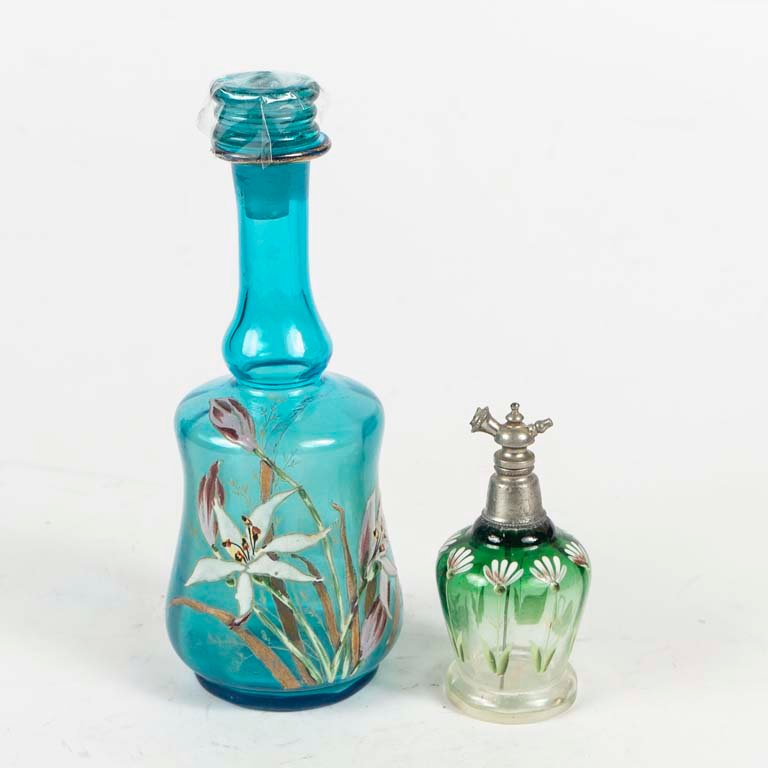 Lote siguiente: Piezas de cristal veneciano y esmalte: botellas y perfumero