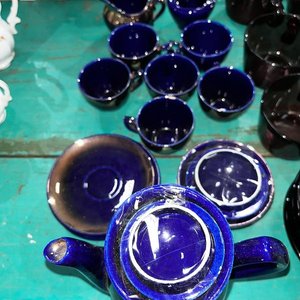 Juego de Vajilla de Porcelana Azul: Azucarero, Lechera, Tetera y 5 Tazas con Platos - imagen 2