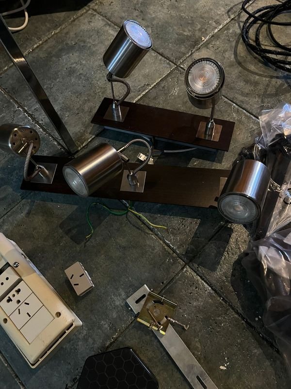 Lote anterior: Artefactos de luz y otros artículos eléctricos antiguos