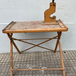 Mesa de Trabajo Antigua con Prensa de Hierro Amarilla - imagen 1