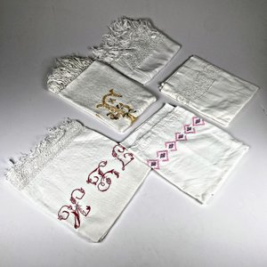 Lote de Cinco Toallas Blancas Bordadas con Flecos y Monogramas - imagen 2
