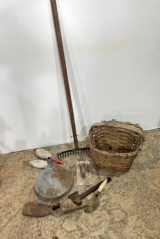 Lote siguiente: Colección de Herramientas y Utensilios para la Construcción