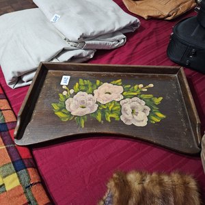 Lote siguiente: Busto de Mujer en Mármol y Bandeja Decorativa con Flores
