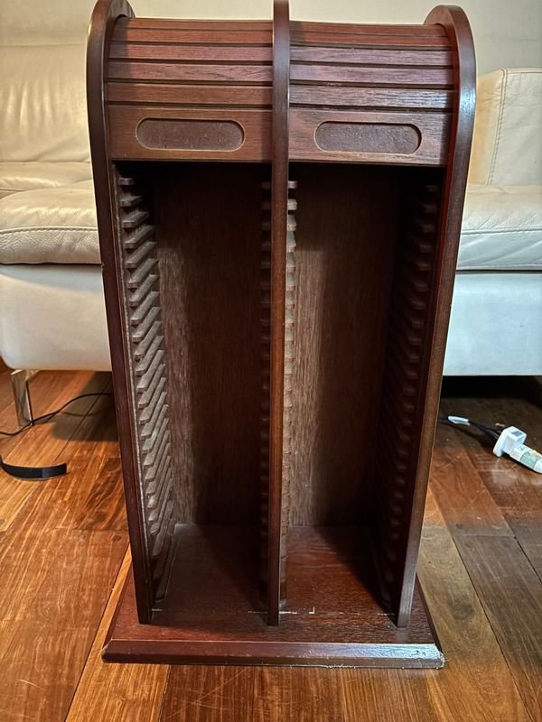 Mueble organizador / porta CD y DVD vintage de madera con puerta de persiana corrediza - imagen 1
