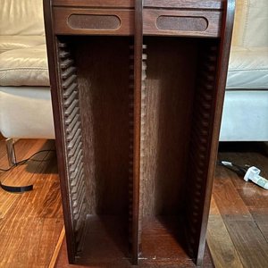 Lote anterior: Mueble organizador / porta CD y DVD vintage de madera con puerta de persiana corrediza