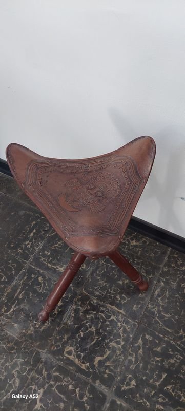 Muy linda banqueta plegable en madera y asiento en cuero repujado - imagen 3