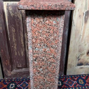 Lote siguiente: Pedestal de Granito Rosa y Gris
