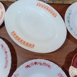 Lote de 12 Platos Vintage de Vidrio y Cerámica con Diseños Florales - imagen 6