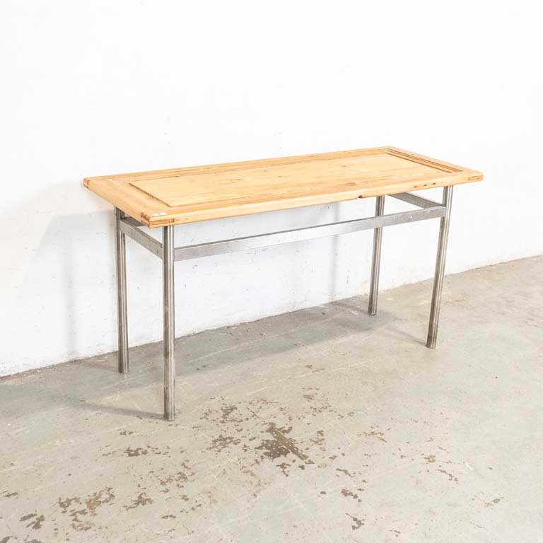 Lote siguiente: Mesa de madera con base metálica inoxidable