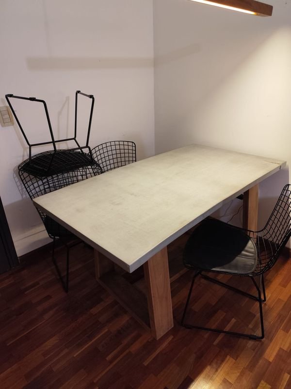 Mesa con tapa de microcemento y detalles - imagen 2