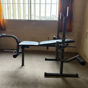 Banco de Pesas Multifuncional Gris con Respaldo y Asiento Acolchado - imagen 11