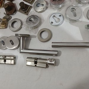 Lote de Pomos, Cerraduras y Manijas para Puertas y Cajones - imagen 2