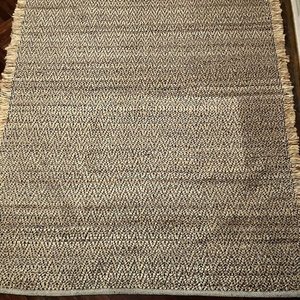 Lote anterior: Alfombra tejida de la marca uruguaya Le Blanc
