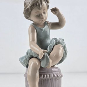 Figura de Porcelana Lladró Niña Bailarina Sentada - imagen 3