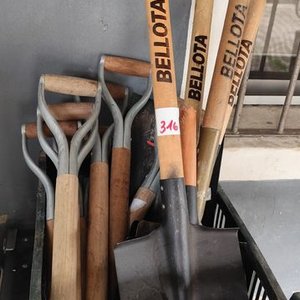 Lote siguiente: Lote de 5 Palas Bellota con Cabos de Madera