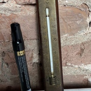 Termómetro Antiguo de Madera con Base Metálica - imagen 3