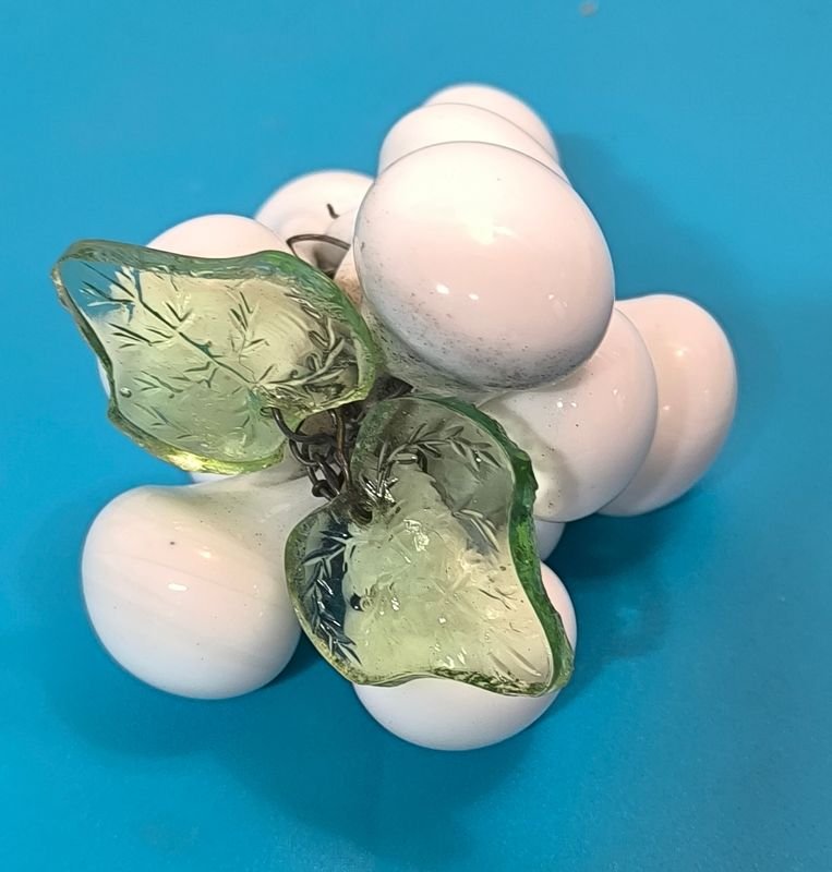 Racimo de uvas decorativo en vidrio blanco - imagen 4