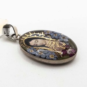 Dije Religioso de Plata con Resina y Flores Secas - imagen 2