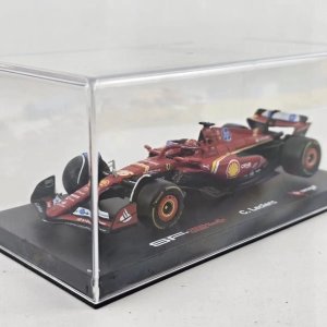 Réplica Ferrari SF24 Charles Leclerc 1:43 Burago con Piloto - imagen 7