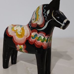 Caballo de Dala Negro Pintado a Mano - Decoración Sueca - imagen 2