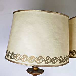 Par de Lámparas de Mesa Antiguas de Madera Dorada con Pantallas Decoradas - imagen 4
