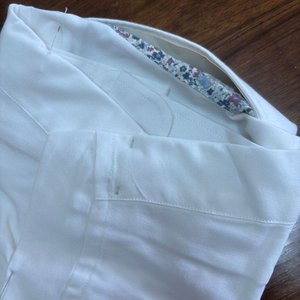 Camisa Blanca Talle M con Detalles Florales - imagen 4