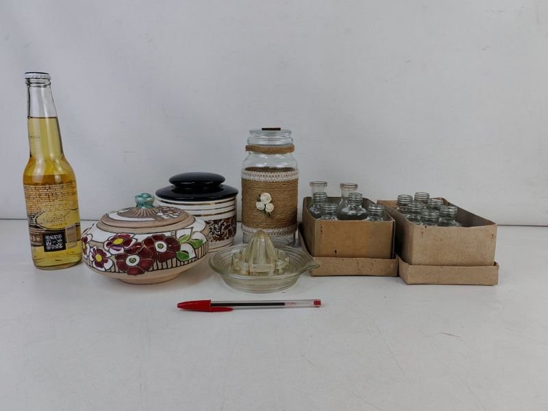 Colección de frascos y objetos decorativos - imagen 2