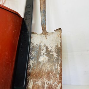 Lote: Cono de Señalización, Pala, Cajón Metálico, Manguera y Más - imagen 2