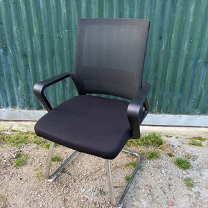Lote siguiente: Silla de Oficina Negra con Brazos Cromados