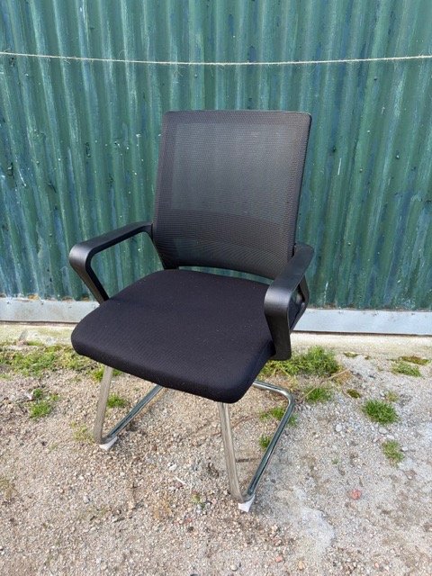 Silla de Oficina Negra con Brazos Cromados