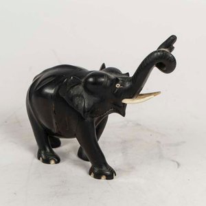Lote siguiente: Figura de Elefante de Madera Oscura con Detalle en Colmillos