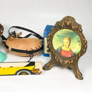 Lote de Adornos Vintage: Canasto de Mimbre, Cantimplora, Cuadro y Más - imagen 3