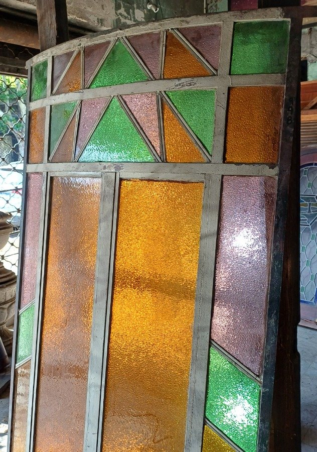 Ventana antigua curva con vidrio fantasía de colores - imagen 10