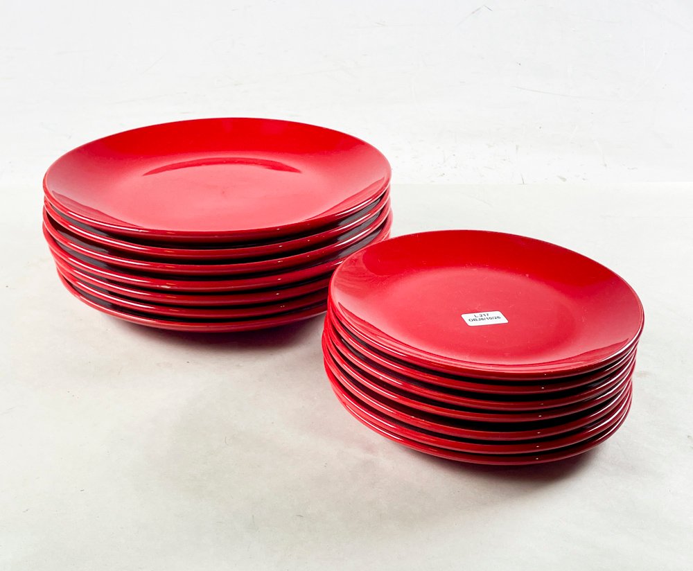 Catorce Platos Llanos y de Postre en Cerámica Roja