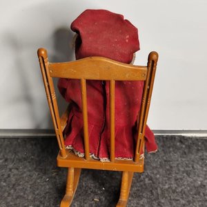 Muñeca antigua a pilas con silla mecedora y sonido - imagen 6