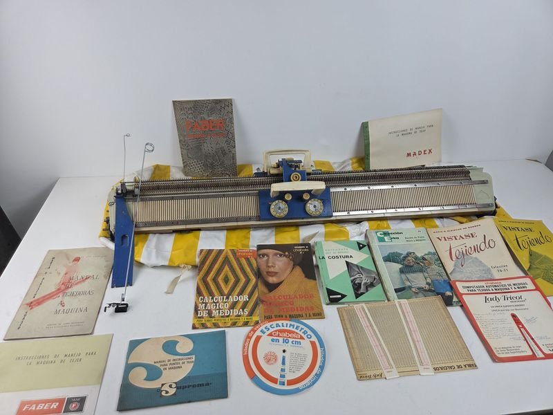 Lote anterior: Máquina de tejer con forro de lona y cantidad de manuales y revistas de tejidos