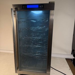 Heladera Vertical para Vinos de Origen Americano 110V - imagen 1