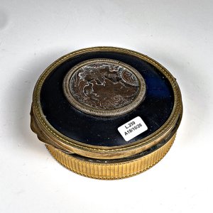 Cofre Alhajero Redondo de Bronce con Medallón Decorativo - imagen 2