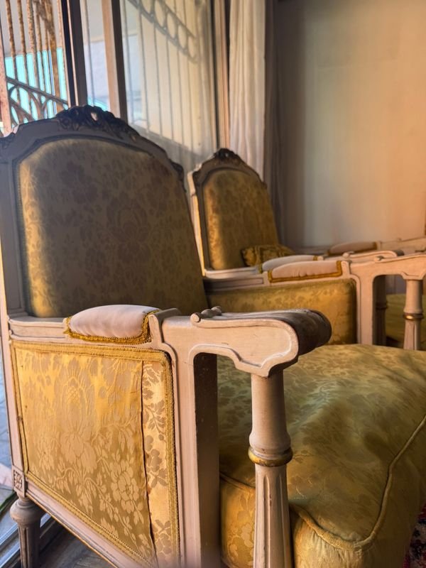 Sillones franceses de un cuerpo con detalles en el tapizado - imagen 8