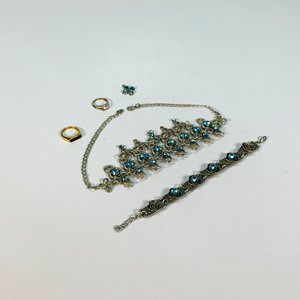 Lote siguiente: Conjunto de Joyería Metálica Plateada y Dorada con Piedras Azules