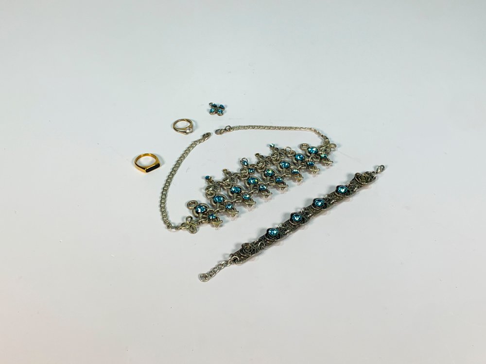 Conjunto de Joyería Metálica Plateada y Dorada con Piedras Azules