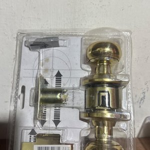 Lote siguiente: Manija de Puerta Redonda Dorada Nueva en Blíster
