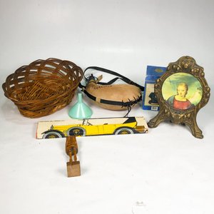 Lote de Adornos Vintage: Canasto de Mimbre, Cantimplora, Cuadro y Más - imagen 1